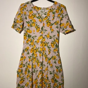 Monki klänning (gratis frakt) 🚚  - Härlig klänning som sitter lite över knäna (är 160cm). Stretchig och luftigt material. Använd endast 3 gånger.