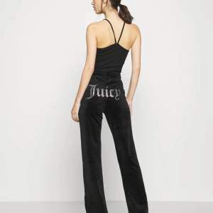 Svarta Juicy couture mjukisbyxor i storlek L i ett superfint skick! Köp direkt för 600kr