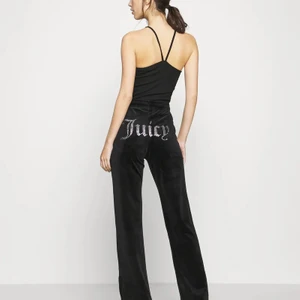 Juicy couture - Svarta Juicy couture mjukisbyxor i storlek L i ett superfint skick! Köp direkt för 600kr