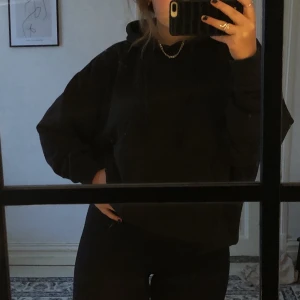 Oversized hoodie från WEEKDAY  - Svart oversized hoodie från WEEKDAY🖤 Den är bra använd men ff i bra skick. Den är i storlek L vilket gör den lite mer oversized på mig som vanligtvis är M. Ändarna på banden var sönder först men lagade nu, märks ej🖤 Nypris: 350kr. Budgivning börjar på 99kr, köp direkt för 199kr🖤