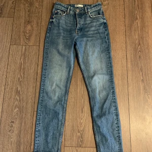 Jeans ifrån Gina tricot  - Ett par lite mörkare jeans ifrån Gina. Sitter väldigt bra på, inte mycket använda så dom är i bra skick. Storlek 34. Köparen står för frakt som är 30kr