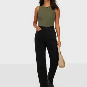 Loose fit denim NELLY.com - Supersnygga svarta jeans från Nelly.com i storlek 36/S. Säljer pga att de är för stora. Aldrig använda, prislappar kvar. Ord pris: 600kr