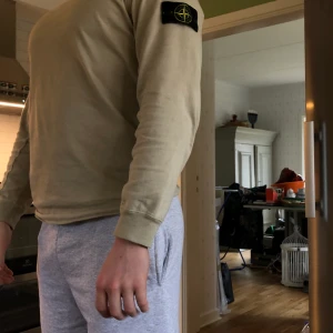 Stone Island Sweatshirt - 1 år gammal, använd ca 10 gånger. Bra skick! Kvitto finns. Nypris: 1850 kr. Vid stort intresse blir det budgivning i kommentarerna. 