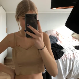 Festlinne  - Jättefint beige linne i satin från Nakd i storlek 36. Aldrig använd