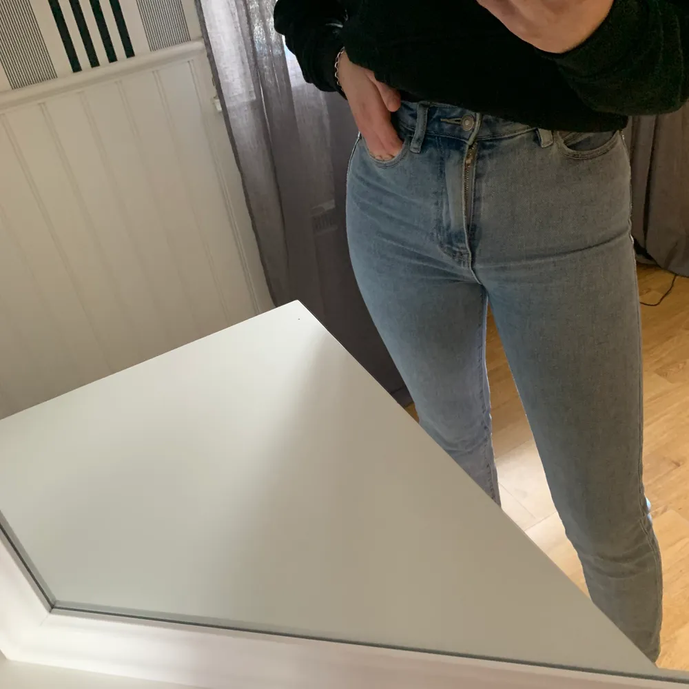 Jeansen är i modellen MOM. Storlek 32, den sitter som storlek S. Byxan är i väldigt bra skick. Köparen står för frakten som är 30kr. Jeans & Byxor.