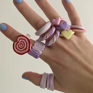 Handgjorda ringar av lera💕 - Nu finns även dessa fina ringar av lera💕 Jag gör dem själv och det enda du behöver göra är att välja modell (kan vara någon annan än de på bilderna tar emot special beställningar ;) välja färg, man kan kombinera fritt vad som helst och sedan vilken storlek man vill ha💖 Just nu har jag på lager dessa pastell färger och rött men om andra önskas kan jag fixa det också💕💘  OBS Vill man ha dem lite mer glansiga kan jag lacka dem också! Priset är olika för olika  modeller men nästan alla du ser på bilderna är från 35-40 kr + frakt som ligger på 15 kr. 