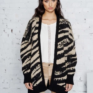 Oversize kofta - Oversize kofta med fickor. Ordinarie pris 1599:- nu 499:- eller bud