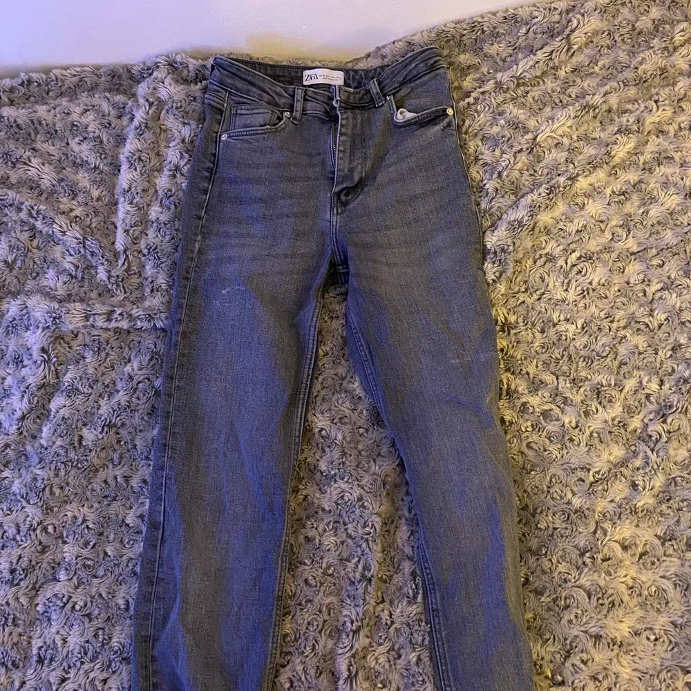 Säljer mina gråa split jeans från zara, strl 34. Dem är väldigt mycket använda och några sömmar e lösa på sidan av låret men det är inte något hål direkt! Säljer dem för 150kr pga av deras skick. Köptes för 359.☺️. Jeans & Byxor.