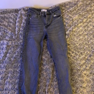 Zara jeans - Säljer mina gråa split jeans från zara, strl 34. Dem är väldigt mycket använda och några sömmar e lösa på sidan av låret men det är inte något hål direkt! Säljer dem för 150kr pga av deras skick. Köptes för 359.☺️