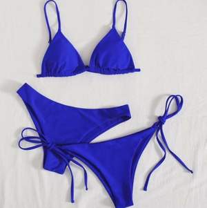 Mörkblå helt oanvänd bikini som är superfin men säljer så jag råkade beställa dubbelt av den, man får med två underdelar och en överdel!! Fler bilder kan fixas om det önskas💙