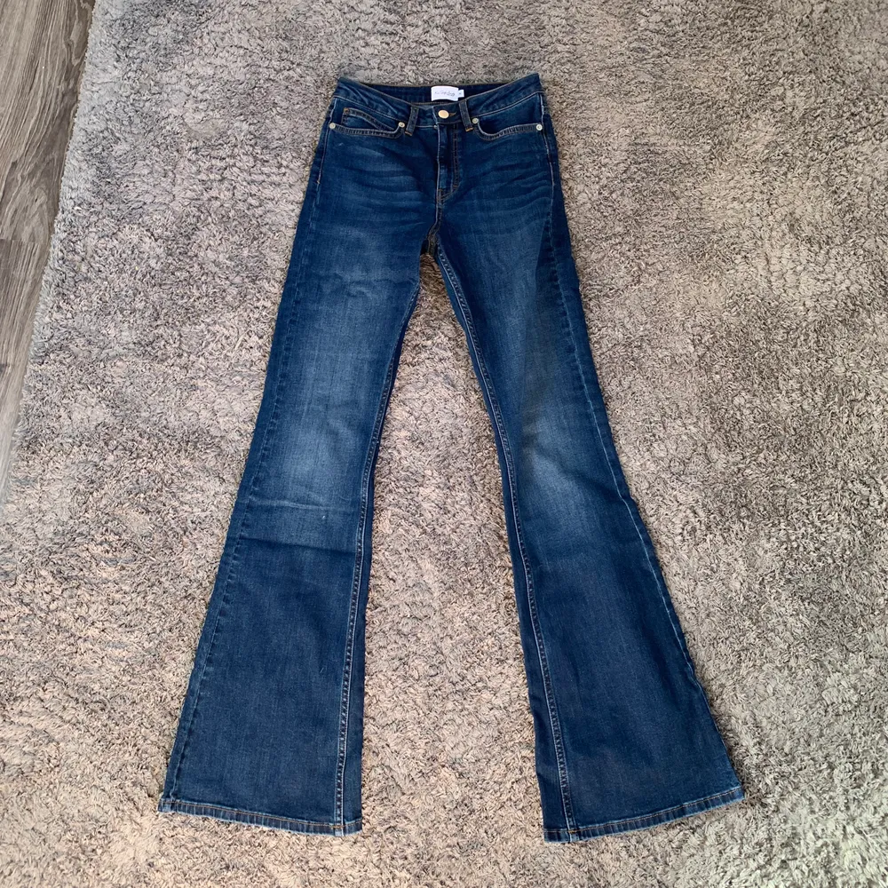 Endast använda en gång, storlek 36, frakt 79 kr🤍 . Jeans & Byxor.