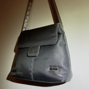 Axelväska - metallic - Axelväska i så cool färg! Färgen är silver metallic✌🏼 Säljer för 150kr, kan fraktas!