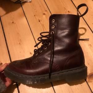 Snygga vinröda Dr.Martens 🌹 Använda 3ggr. Säljes pga. har för många skor. Mkt fint skick. UK3, EU36. Frakt eller hämtas i Malmö  