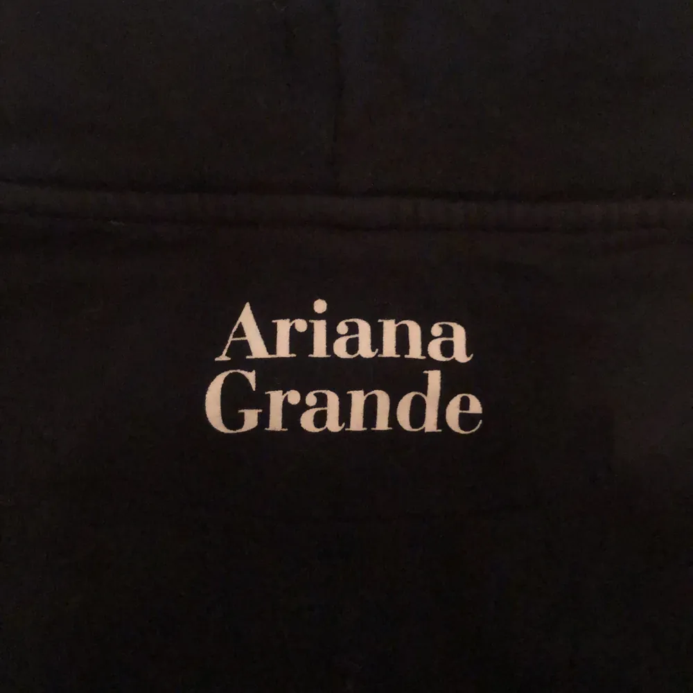 Säljer denna stora hoodien som det är ett tryck på Ariana Grande. Den är jättemysig och i storlek S. Hör gärna av dig vid intresse.💓. Hoodies.