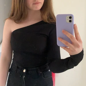 One shoulder topp - Säljer denna fina one shoulder toppen från bershka i S. 