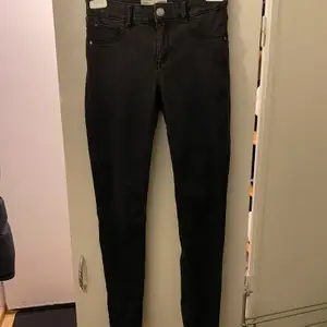 Behöver du ett par nya jeans? Dessa svarta jeans från Gina tricot är supersköna verkligen. Säljer dem då jag behöver plats i garderoben. Stl XS. Modellen är Jane Jegging. 