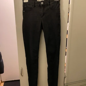 Svarta stretchjeans från Gina tricot stl XS  - Behöver du ett par nya jeans? Dessa svarta jeans från Gina tricot är supersköna verkligen. Säljer dem då jag behöver plats i garderoben. Stl XS. Modellen är Jane Jegging. 