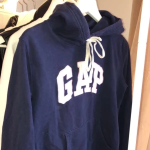 Hoodie  - Denna supersnygga lite vintage GAP hoodien säljer jag då den inte kommit till användning. Börja budgivning på 150kr 