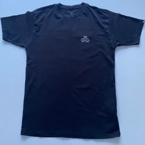 Vans t-shirt - Limiterad t-shirt från Vans med tryck på ryggen, passar storlek S-M. Bra skicka avgör själv utifrån bilderna. 