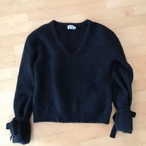 Nakd x Linn Ahlborg  - Säljer denna stickade tröja från Nakd x Linn Ahlborg då jag inte använder den🥰 bra sick inga hål eller likande lite knottrig så som stickade tröjor blir❤️ knutar på ärmarna vilket är en fin detalj tycker jag☺️