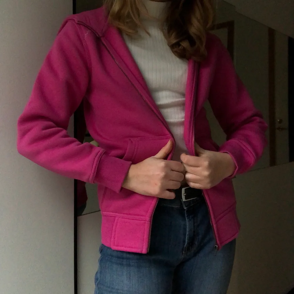 Sjukt cool och unik peak performance hoodie i storlek 150 men passar en xxs -xs (jag är ca 160)😍 || Den är av ett ganska tjockt rosa material och suuuuper mjuk på insidan || perfekt för att göra våren lite mer färgglad ;)💓💞🌈. Tröjor & Koftor.