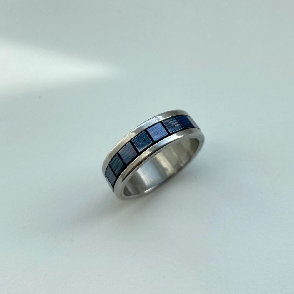 Super cool silvrig ring som reflekteras i solen đ€ Ringen Ă€r mörkgrĂ„ men skiftar lite i blĂ„tt. Har haft ringen i nĂ„gra mĂ„nader men endast anvĂ€nt den 1-2 gĂ„nger. Har likadana ringar i andra fĂ€rger som jag anvĂ€nt vid flera tillfĂ€llen och de har aldrig fĂ€rgat av sig osvđ€ ringen Ă€r 17mm i diameterđ€. Accessoarer.