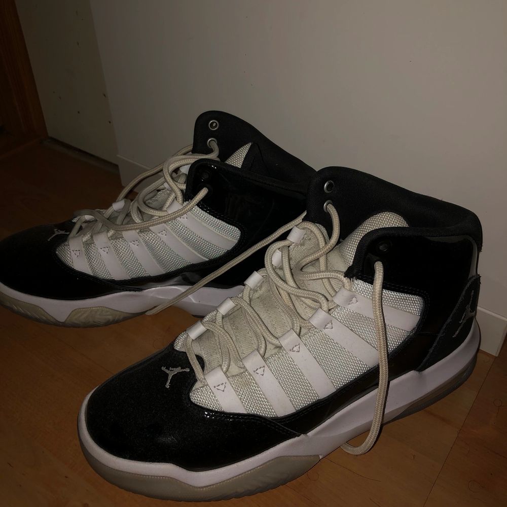 Säljer ett par Jordan skor i storlek 37.5. Köpte dom i sommars på zalando för 999kr, användes dom två första veckorna sen har dom bara stått på hyllan.  (Det ända som är smutsigt är skosnörena). Skor.