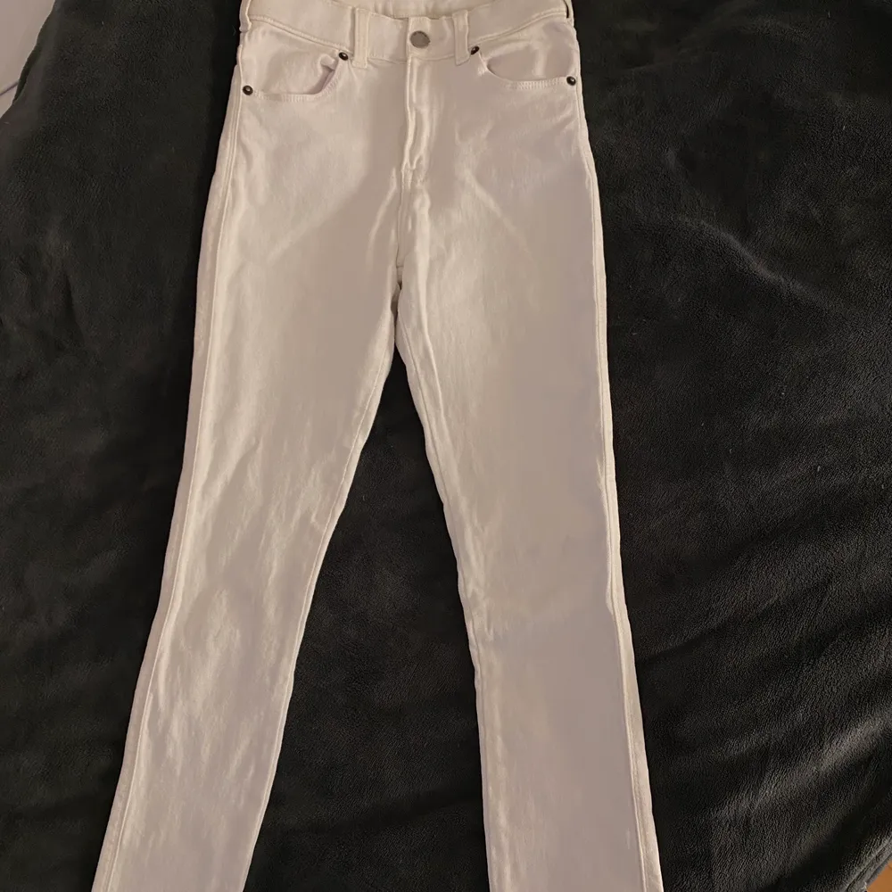 Ett par vita dr demin jeanse. Materialet är stretchigt och skönt. Bara använt en gång och säljer den pågrund av att dem aldrig kommer till användning. Säljer för 180kr + frakt. Jeans & Byxor.