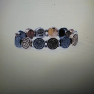 Armband från Bud to Rose (Salina)  - Säljer ut smycken från Bud to Rose från en konkursutförsäljning. Allting säljes för ca 70% av ordinarie pris. Allt kommer från från en butik som tvingats stänga. Så helt nya smycken för 70% av ordinarie pris. Priset som står på varan här inne gäller. Varan skickas mot fraktkostnad, kollar upp summa för detta efter hand som ni beställer då många beställer mer än en sak och då blir priset annorlunda. Betalning via swish. Bild lånad från Bud to Rose. 