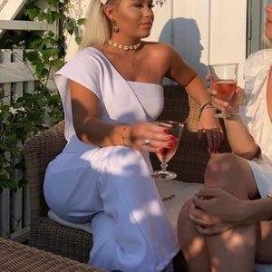 Jumpsuit - Säljer min vita jumpsuit, perfekt till bal eller liknande! (Väskan i midjan är inte tillhörande)