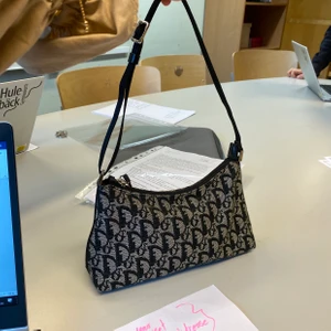 Dior väska  - Säljer denna fina väska då jag skall köpa en ny! Jag köpte den begagnad från hemsidan The vintage bar. Väskan var i super skick när jag fick hem den och det är den även nu! Jag köpte väskan för 8000kr och säljer den för 7000kr då den inte försämras sen jag köpte den! Haft den ungefär ett halvår! 