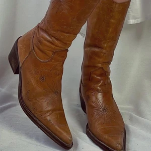 Klackskor  - Vintage klackskor. Fodret inuti släpper lite (kan skicka bild vid intresse), i övrigt gott skick! Det står ingen stl i dem men de passar mig som har 37/38 +Frakt 66kr