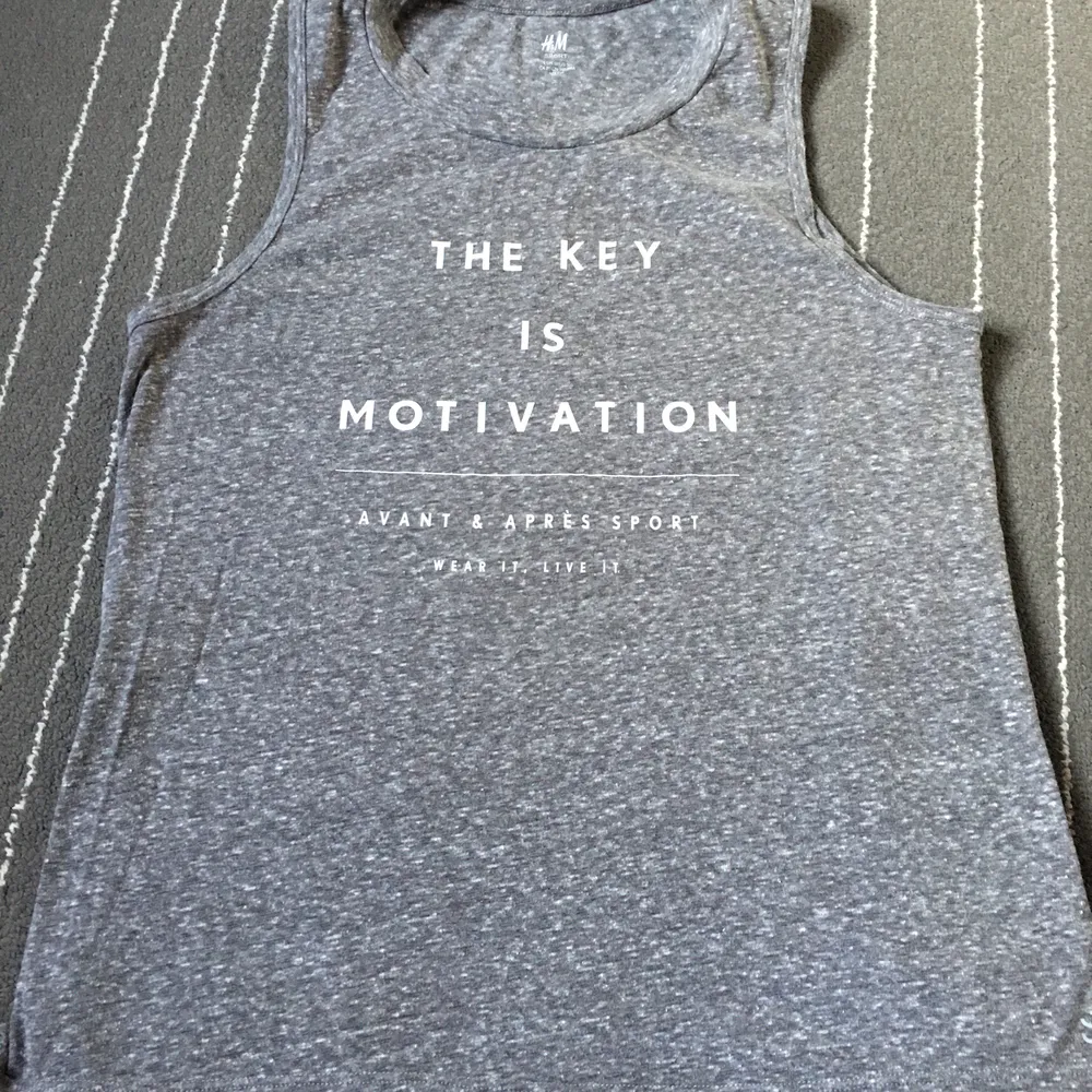 Köpt på H&M sport, storlek S, stretchigt material och inte varmt, fin nyans av grå och även ett citat där det står ”the key is motivation”. Används till träning och varma sommar dagar om man vill!!. Toppar.