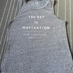 Köpt på H&M sport, storlek S, stretchigt material och inte varmt, fin nyans av grå och även ett citat där det står ”the key is motivation”. Används till träning och varma sommar dagar om man vill!!