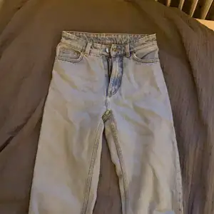 Snygga mom jeans! Köpta för 2 år sedan på monki! Supersnygg wash! De är i storlek 24! Köpta för 400kr säljer för 80kr!