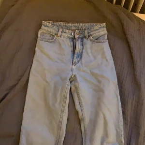 Snygga ljusblåa mom jeans från Monki! - Snygga mom jeans! Köpta för 2 år sedan på monki! Supersnygg wash! De är i storlek 24! Köpta för 400kr säljer för 80kr!