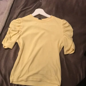 Topp  - En fin ljusgul topp från chiuqelle! Knappt använd, bra skick. 