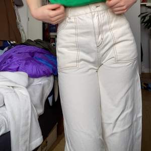 Vita vida jeans, bootcut/stora straighta. Så snygga! Från Monki. Väldigt fint skick, mycket lite använda. Säljs pga de är för korta för mig som är 175 cm.