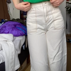 Vita vida jeans - Vita vida jeans, bootcut/stora straighta. Så snygga! Från Monki. Väldigt fint skick, mycket lite använda. Säljs pga de är för korta för mig som är 175 cm.