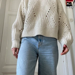 Stickad tröja med glitter  - En fin stickad tröja med lite glitter i från & Other Stories! Den är fin och bekväm☺️ katt och hund finns i hem. Frakt tillkommer!