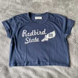 Crop-top - Snygg crop-top från Redbird. Den är storlek L men passar mig som normalt har S.