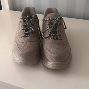 Skor - Ett par Sniakers som är bege, jätte fina har aldrig använt de.🌸