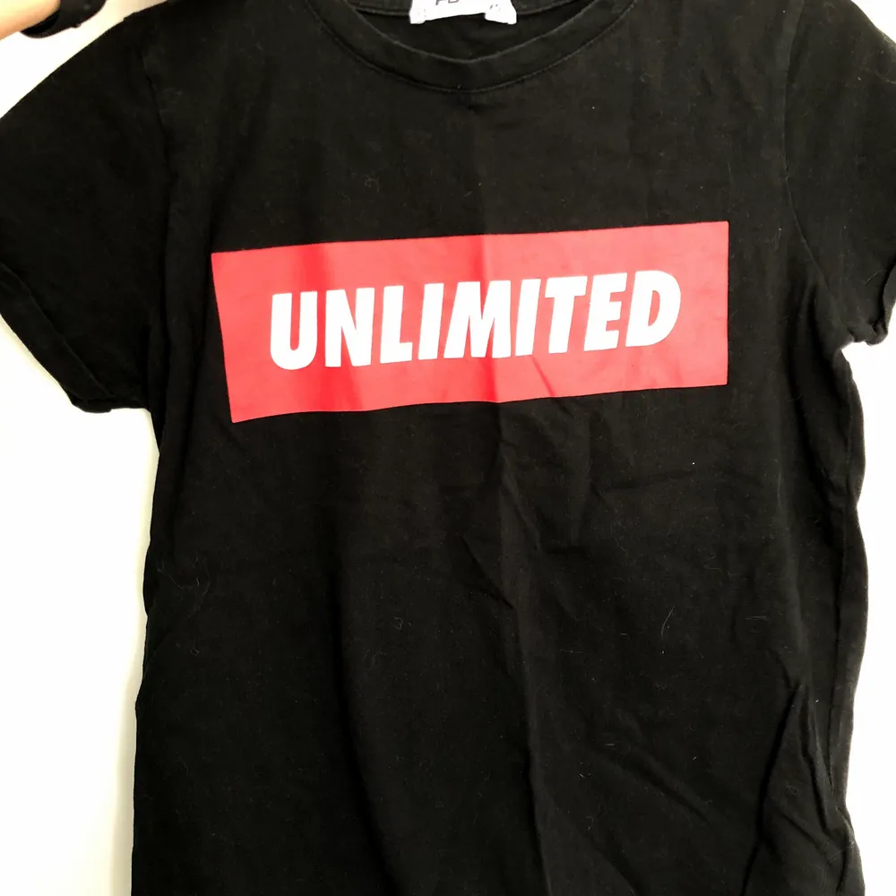 Svart T-shirt med tryck, ”unlimited”. Säljs då den inte används längre, pris kan diskuteras . T-shirts.