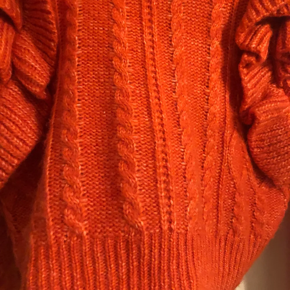 Säljer denna fina tröja från Gina, säljer den då den inte kommer till användning tyvärr. Det är storlek XS men passar S också! Använd 1 gång och är såklart i fint skick. Färgen är lite röd/orange. Superfin!🧡❤️   Tror nypriset var 399kr så säljer tröjan för 80 plus frakt som ligger på 73kr . Stickat.