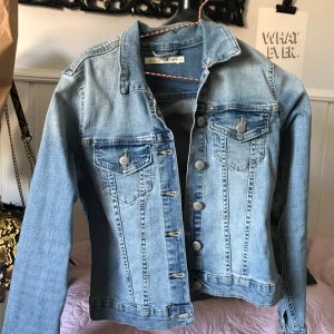 Jeansjacka aldrig använt pågrund av liten storlek  - En blå jeansjacka i storlek 36/38 (S) . Perfekt jacka nu till våren  :) 