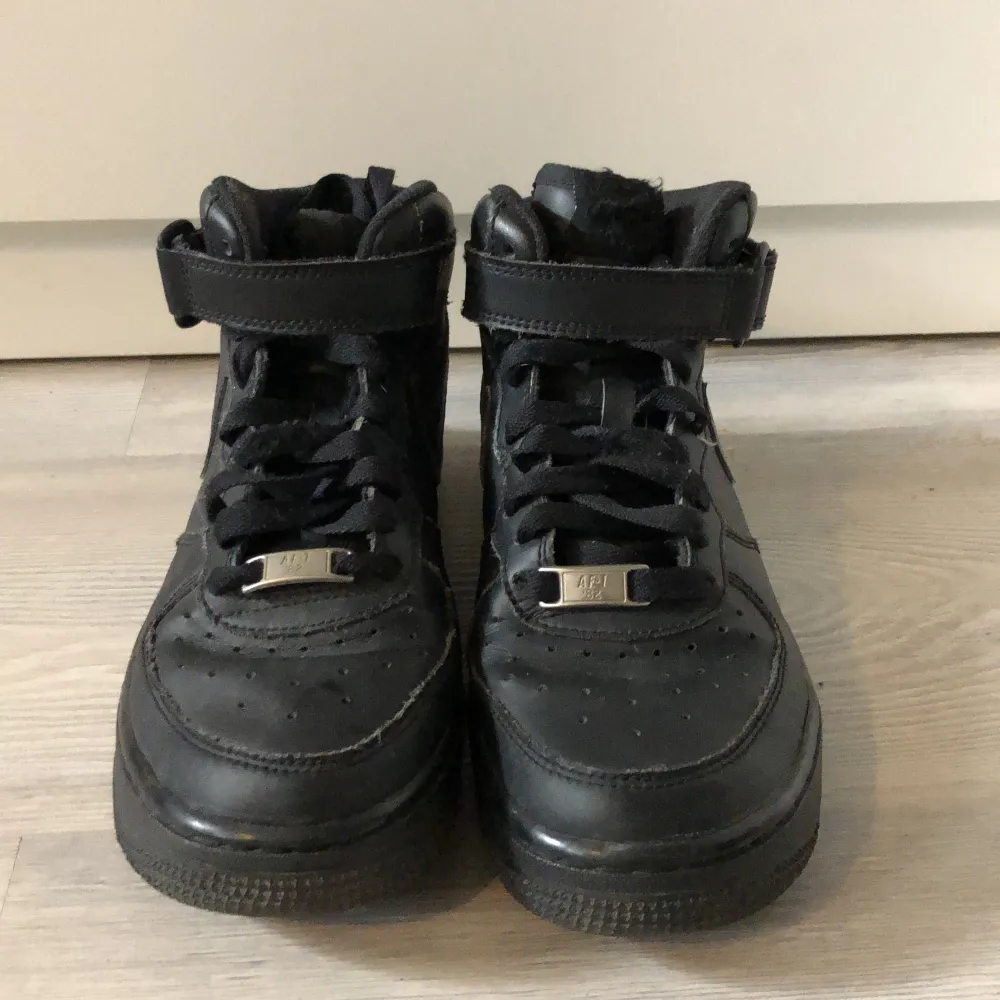 Nike Air Force 1 Mid. Använt men fint skick. Lite noppriga på vissa ställen. Storlek 37,5.. Skor.