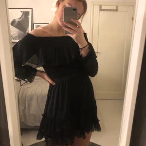 Svart klänning - Offsholder svart volangklännig. Aldrig använd