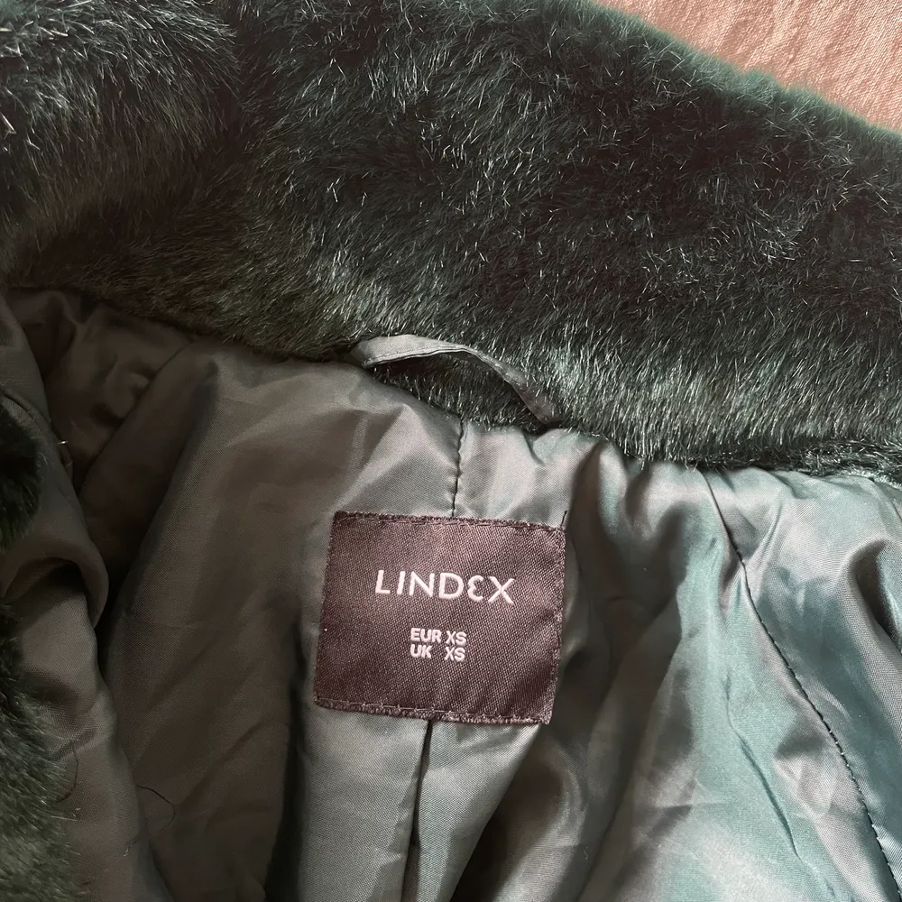 Säljer min härliga gröna jacka från Lindex i stolek XS, passar även S. Den kommer tyvärr inte till användning. Jackan är knappt använd, så den är i nyskick. Frakt inkluderat i priset 🥰💕. Jackor.