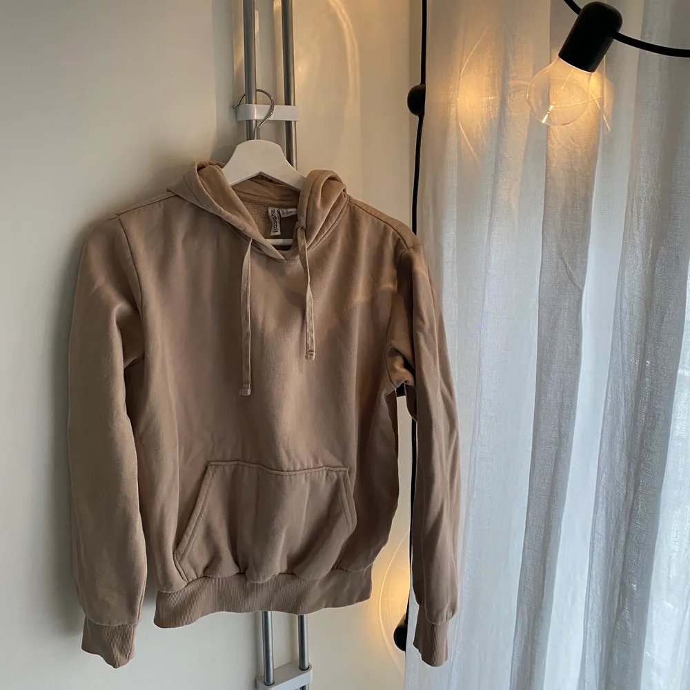 En jättemysig beige hoodie från H&M. Den är i bra skick och har inga konstiga märken. Sälja pågrund av att den är liten. Den är i storlek XS men passar även S. . Hoodies.