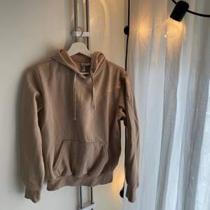 En jättemysig beige hoodie från H&M. Den är i bra skick och har inga konstiga märken. Sälja pågrund av att den är liten. Den är i storlek XS men passar även S. 
